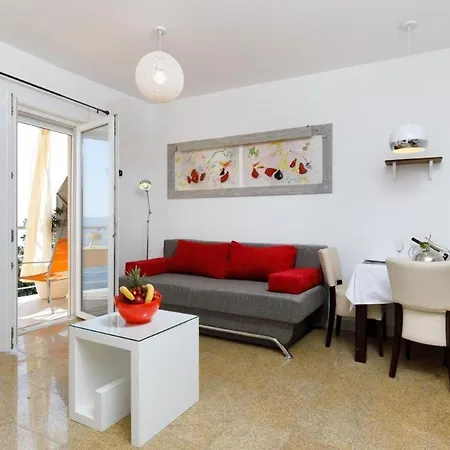 Beautiful With A Balcony Next To The Apartment