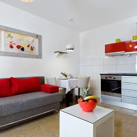 Beautiful With A Balcony Next To The Apartment *